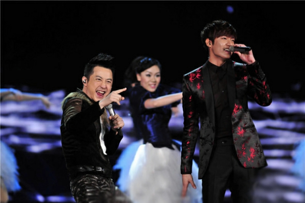 2014年春晚庾澄慶和李敏鎬演唱《情非得已》