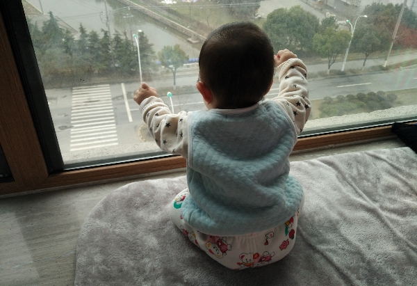 寶貝女兒贊贊坐在飄窗
