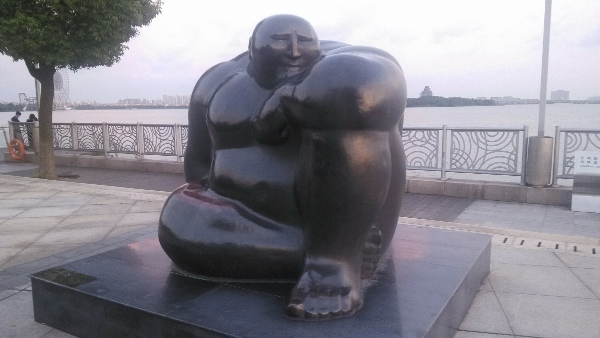 金鷄湖上的怪人銅像